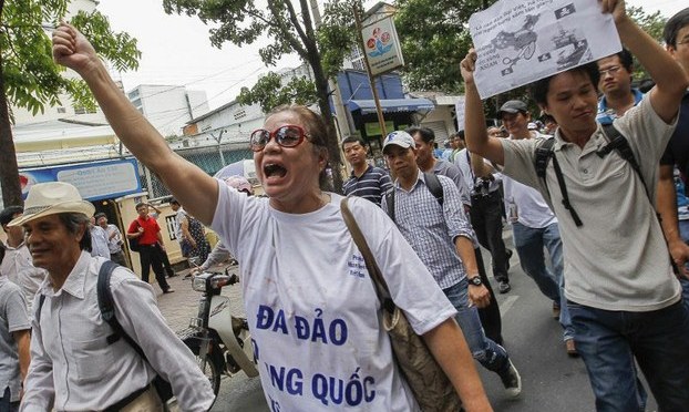 Mừng cho Hong Kong, buồn cho Việt Nam