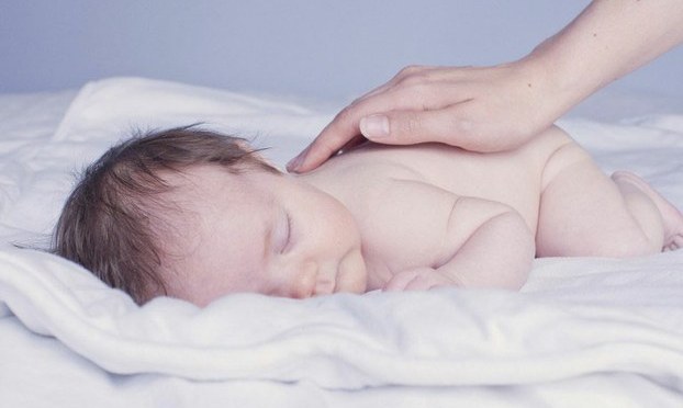 Cho trẻ sơ sinh ngủ ở đâu là an toàn nhất?